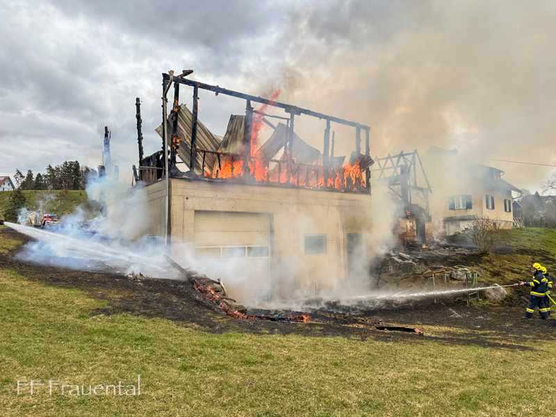 Wirtschaftsgebäudebrand in Lasselsdorf - angrenzende Gebäude erfolgreich gerettet